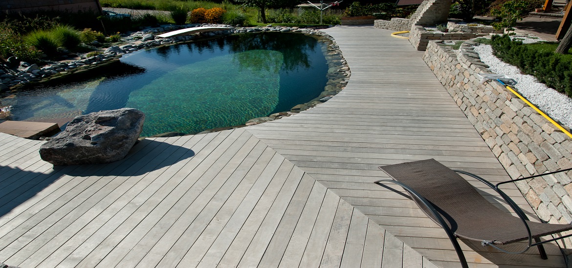 Accoya für langlebige Naturpoolumrandungen